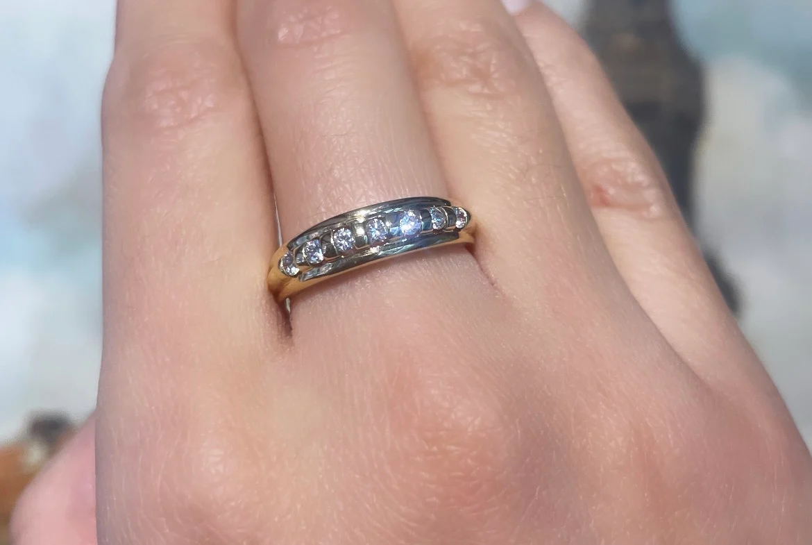 18 carat gold band with brilliant cut diamonds - Image 6