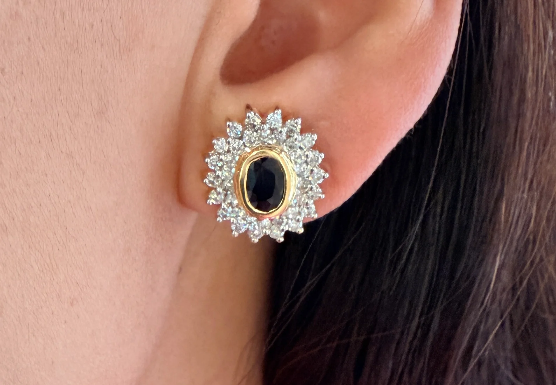 18 carat gold sapphire and diamond studs - Image 6