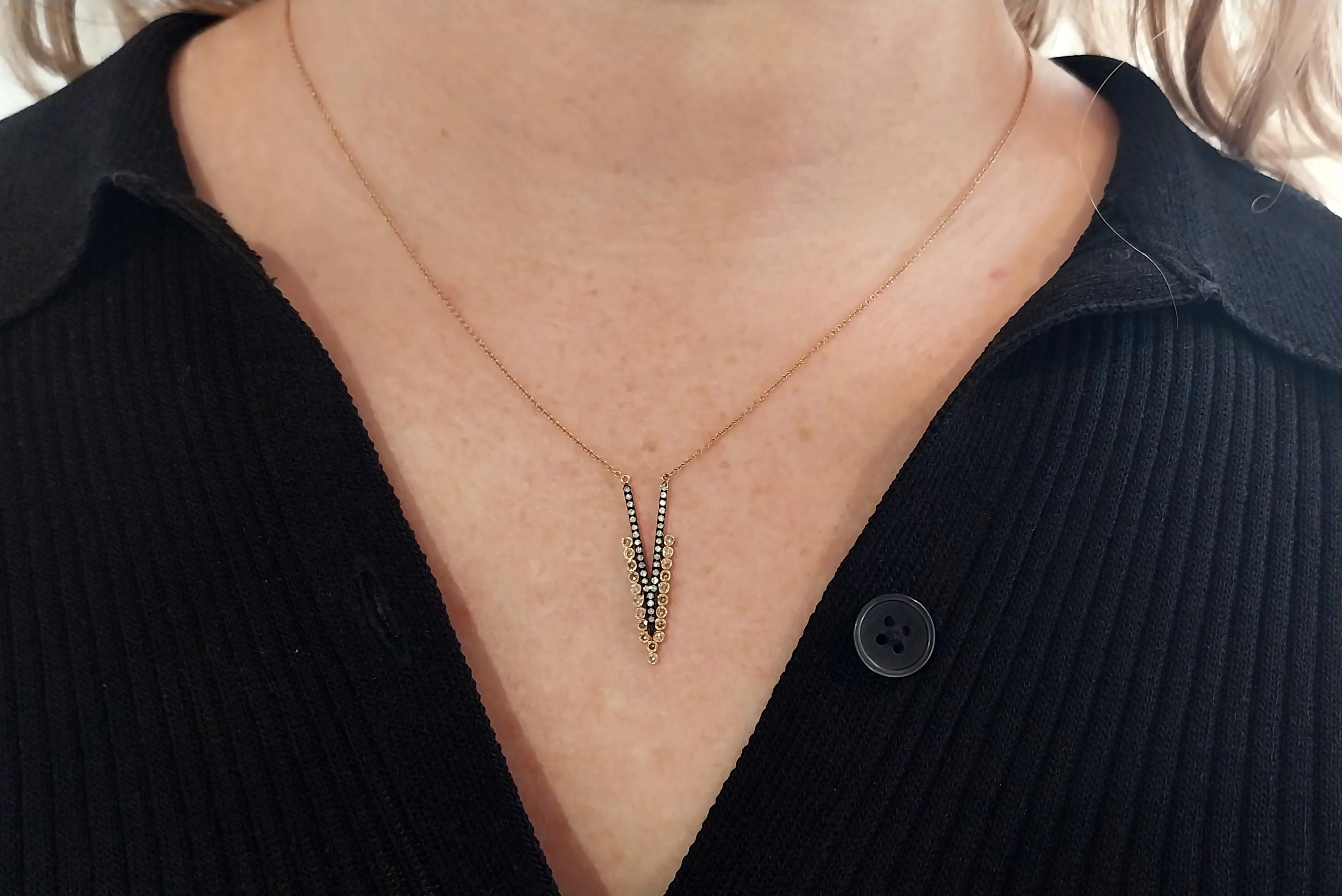 18 carat gold V pendant with diamonds - Image 4