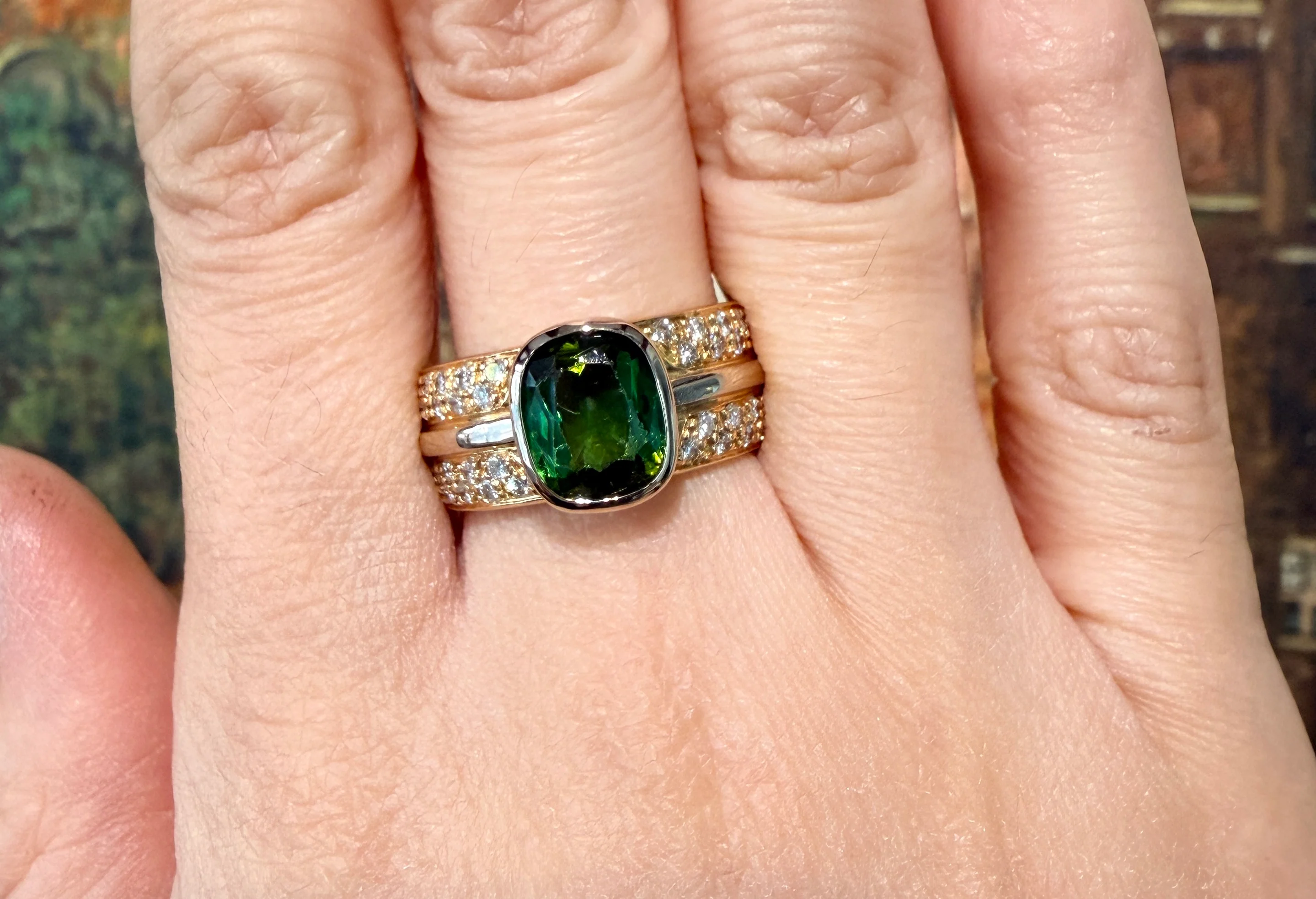 Chrome diopside and diamond ring in 18 carat gold - Image 7