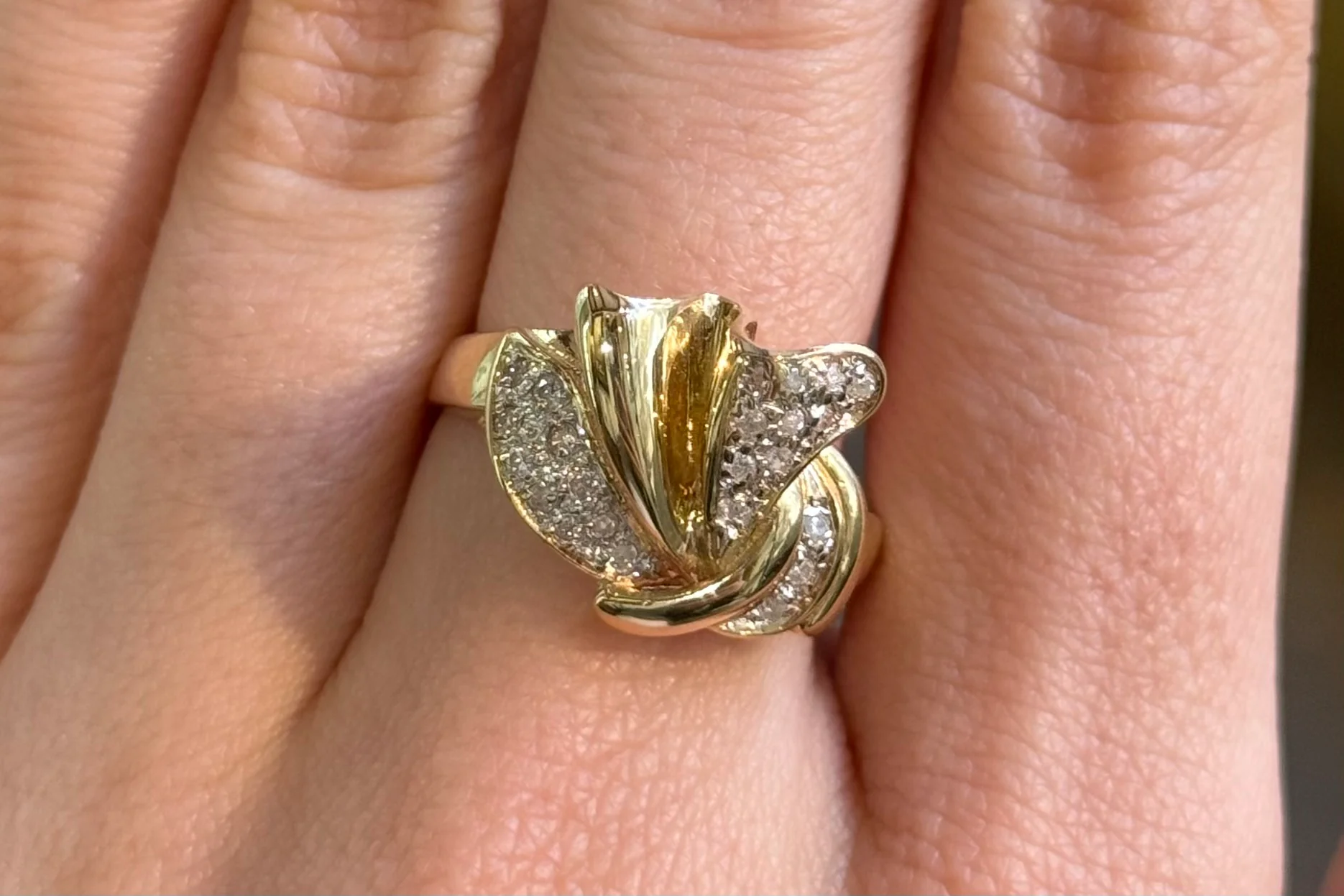 Diamond bow ring in 14 carat gold - Image 7