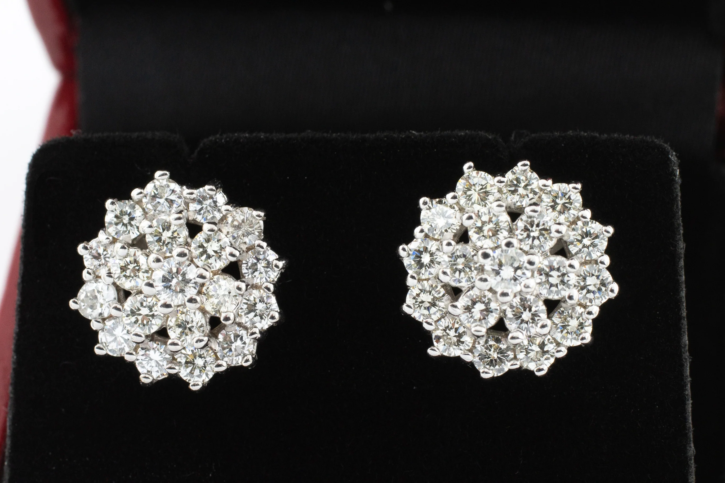 Diamond cluster studs in 18 carat gold - Image 2
