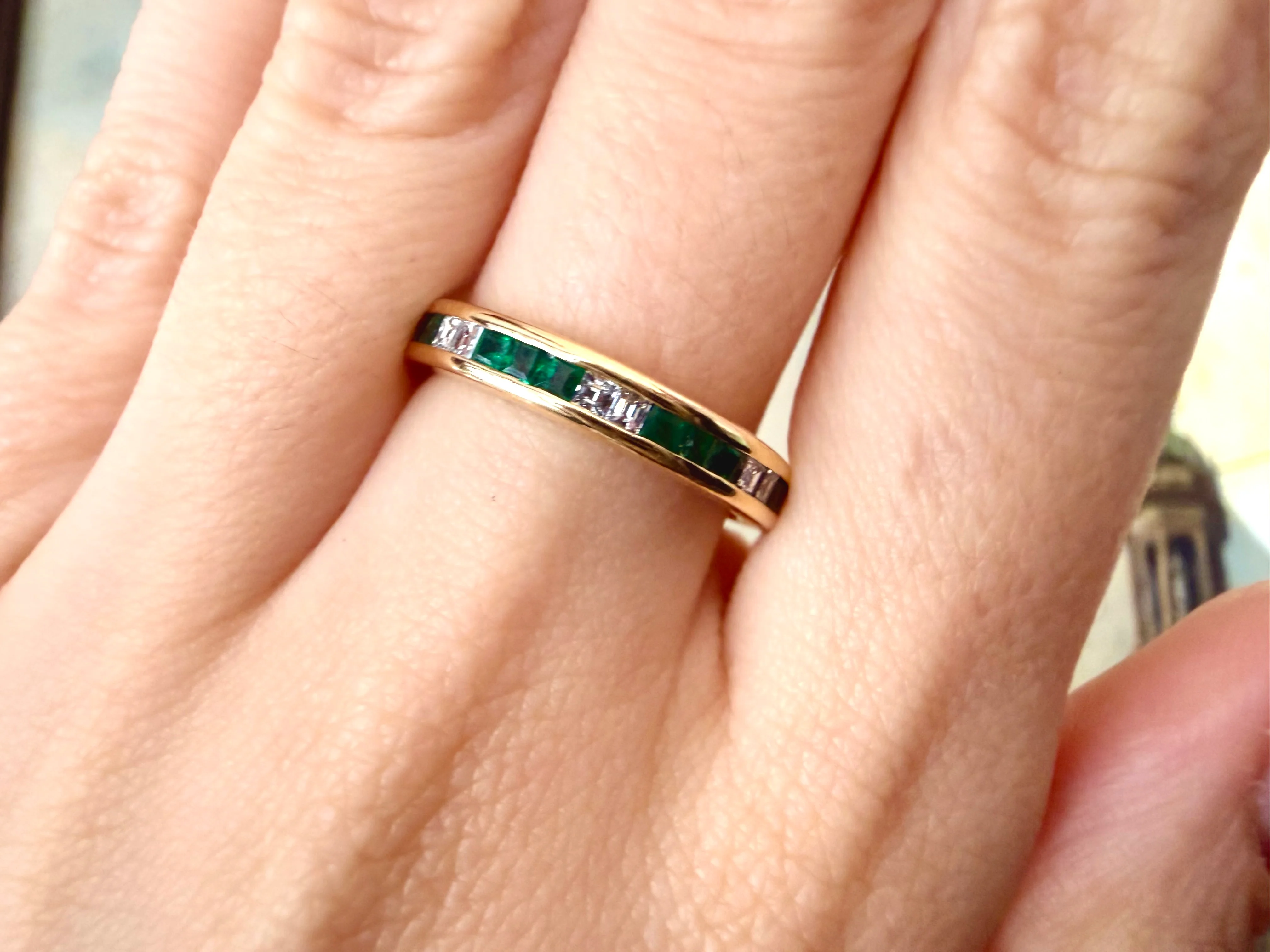 Emerald and diamond band in 18 carat gold - Image 7