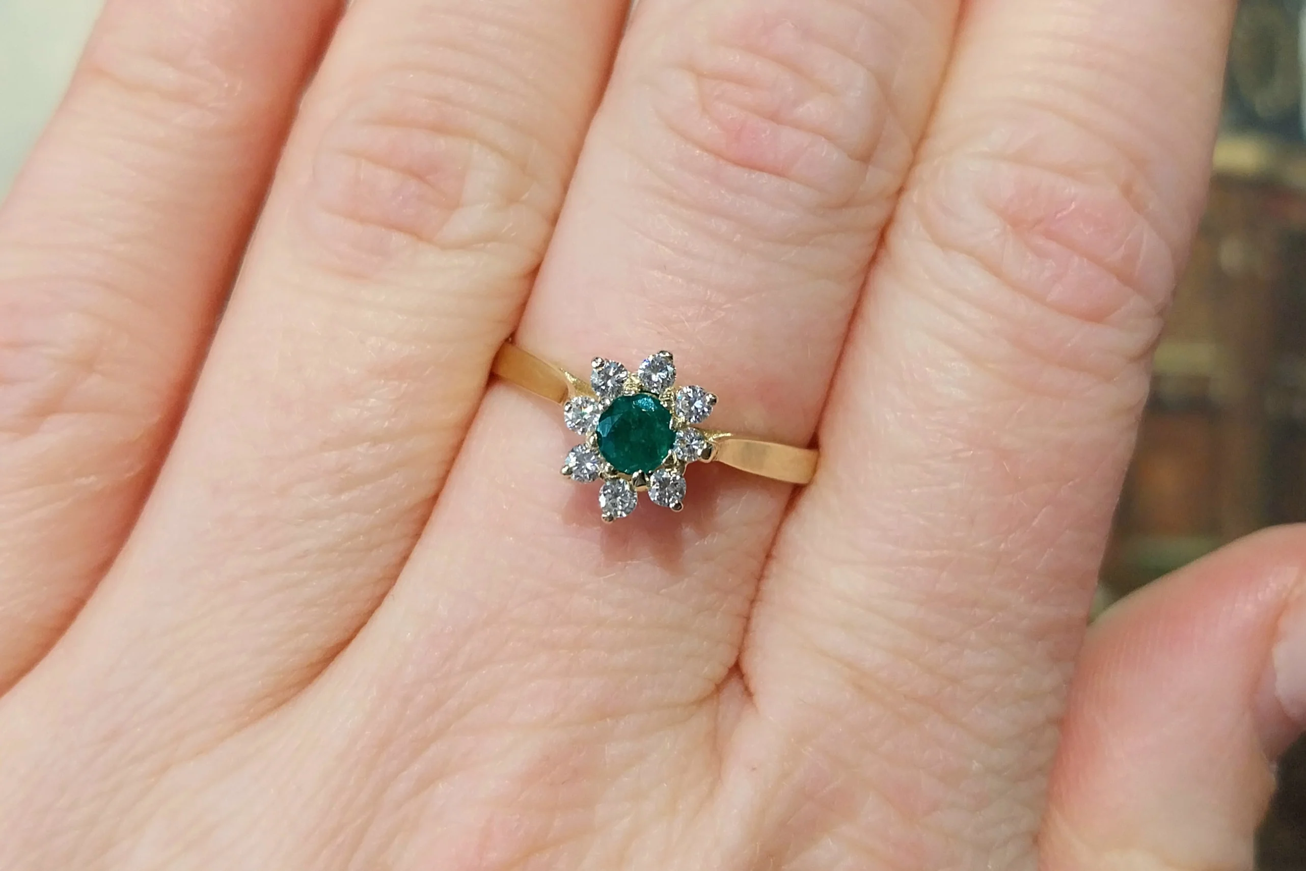 Emerald and diamond cluster ring - Image 7
