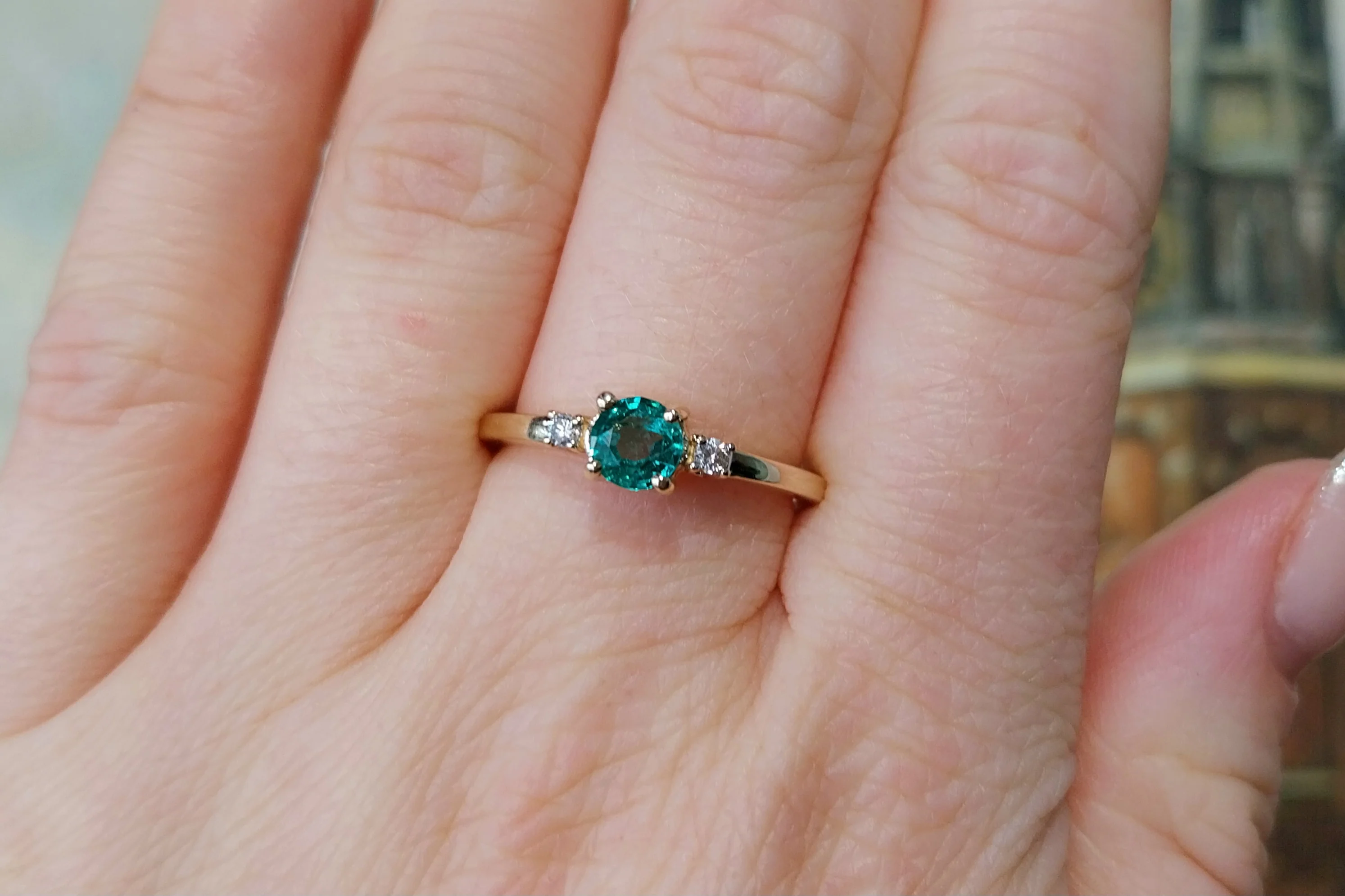 Emerald and diamond ring in 14 carat gold - Image 7