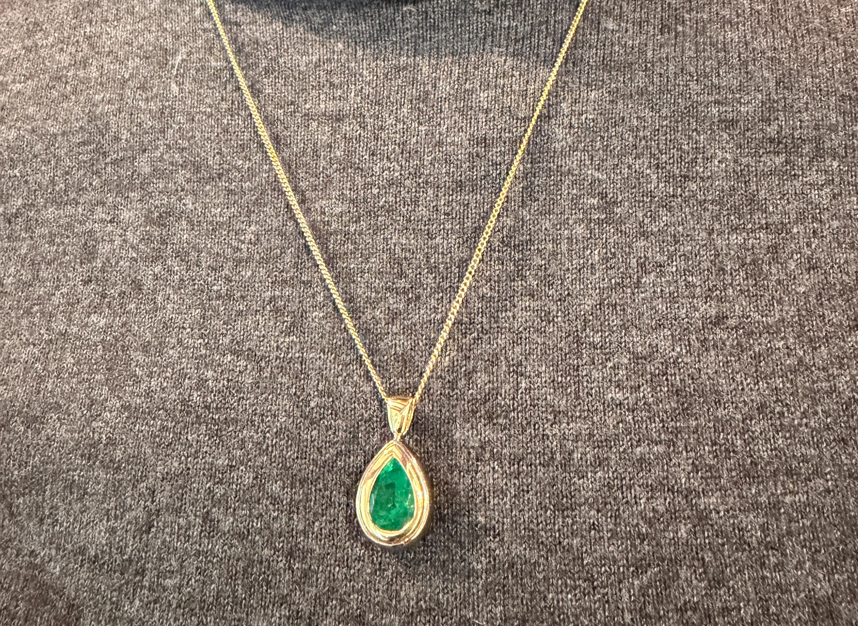 Emerald pendant in yellow and white gold - Image 8
