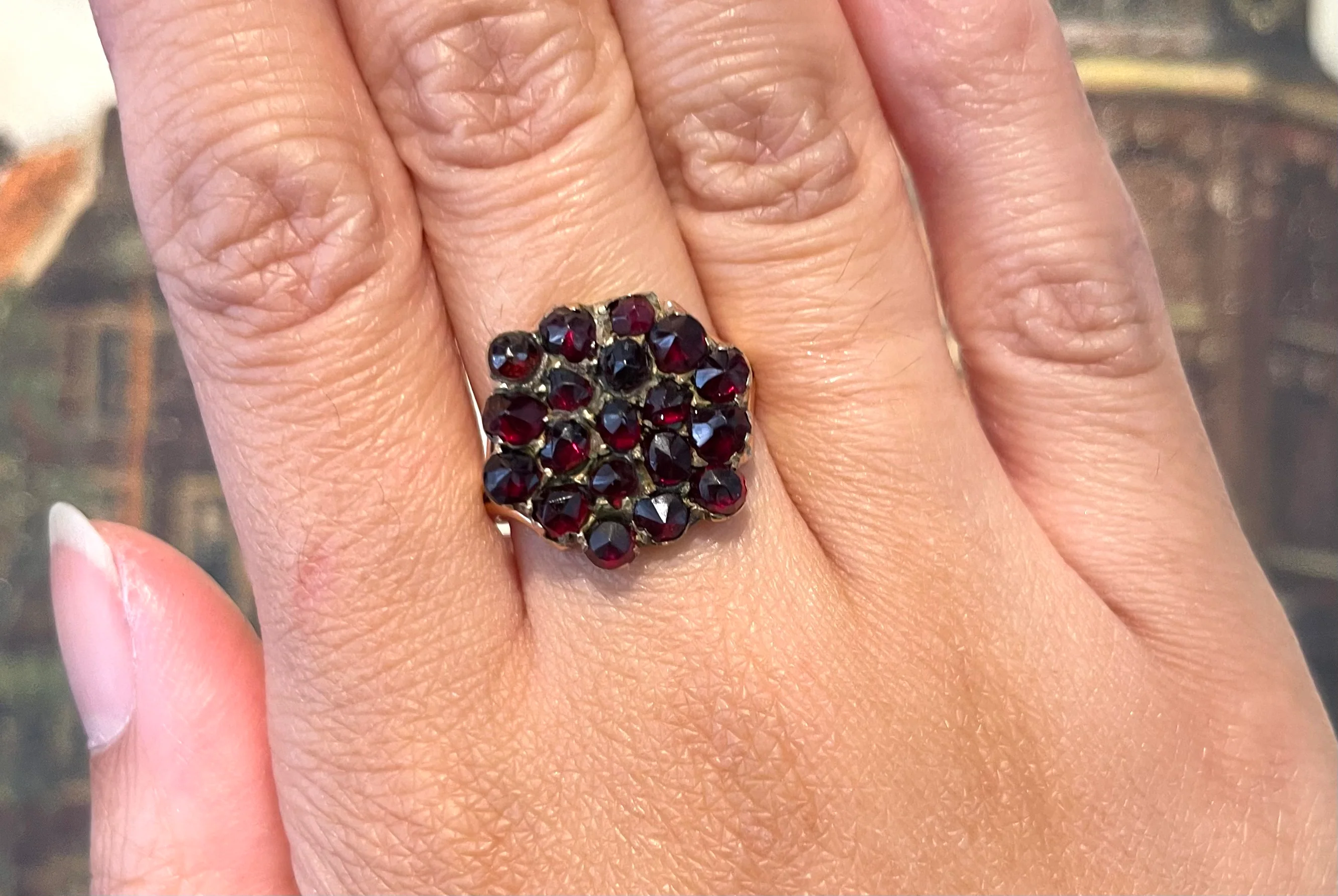 Garnet cluster ring in 14 carat gold - Image 5