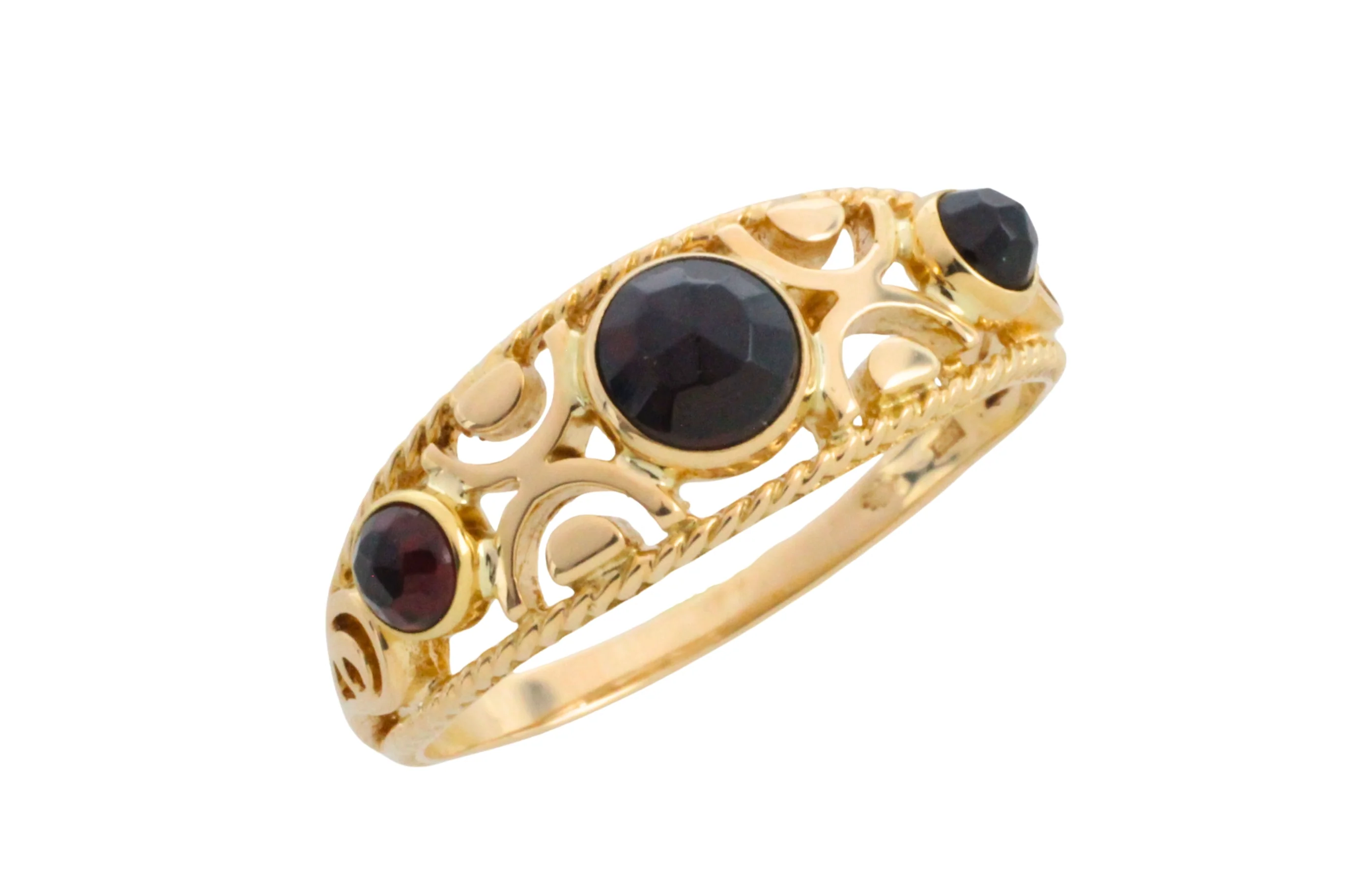 Garnet filigree ring in 14 carat gold
