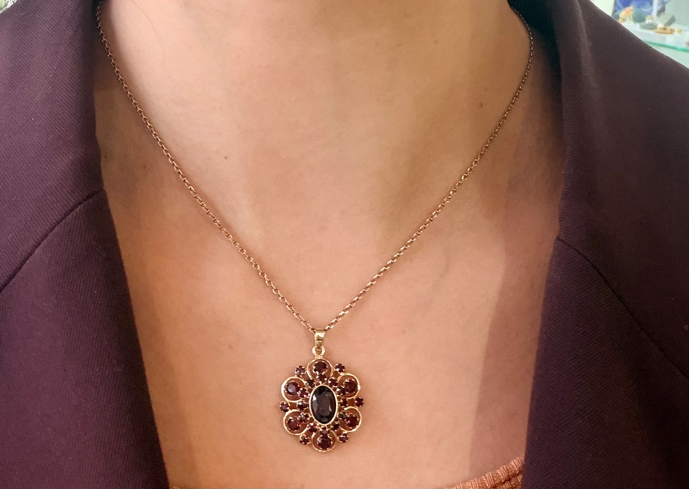 Garnet pendant with chain in 14 carat gold - Image 7