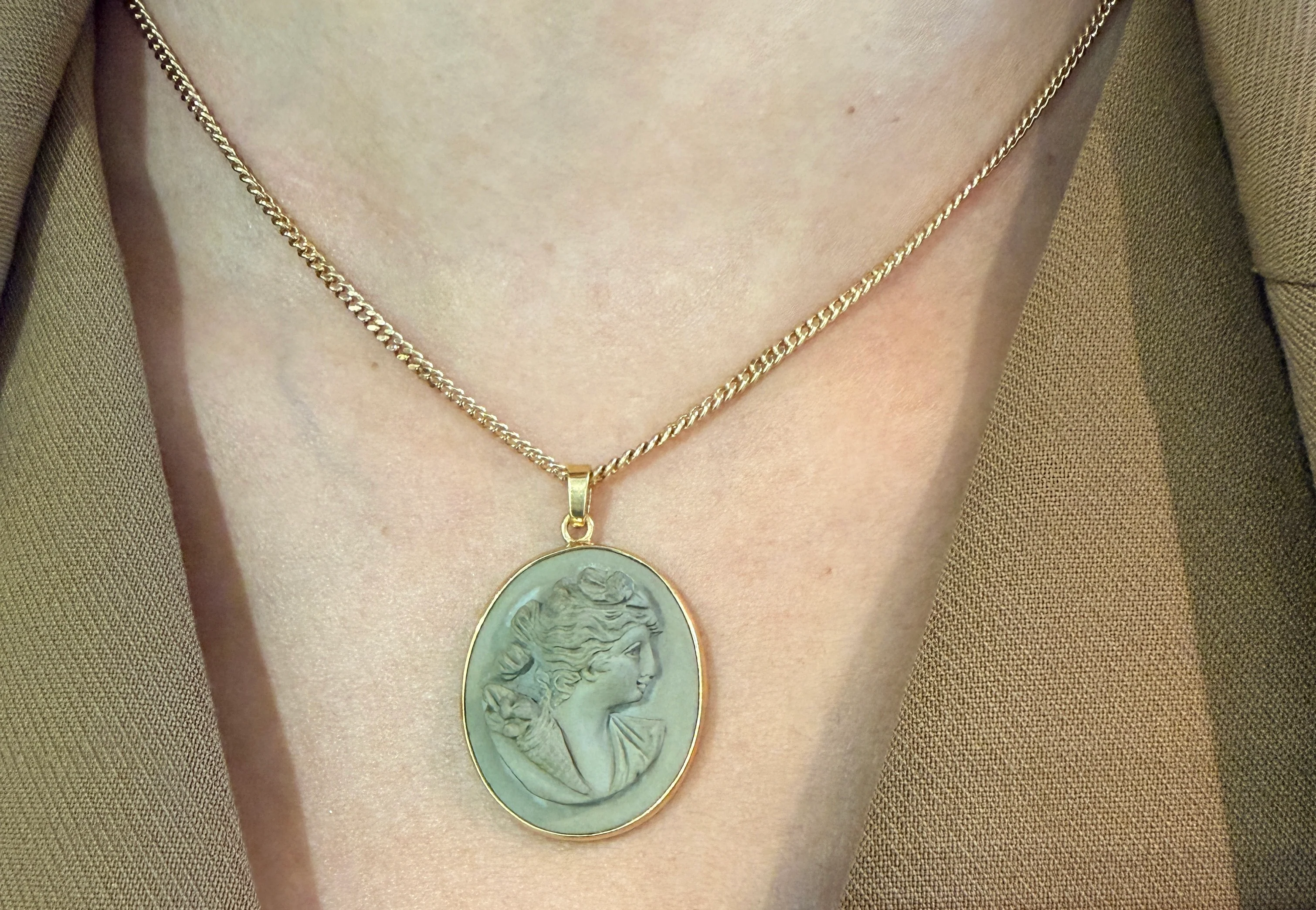 Lava Cameo in 18 carat gold - Image 7