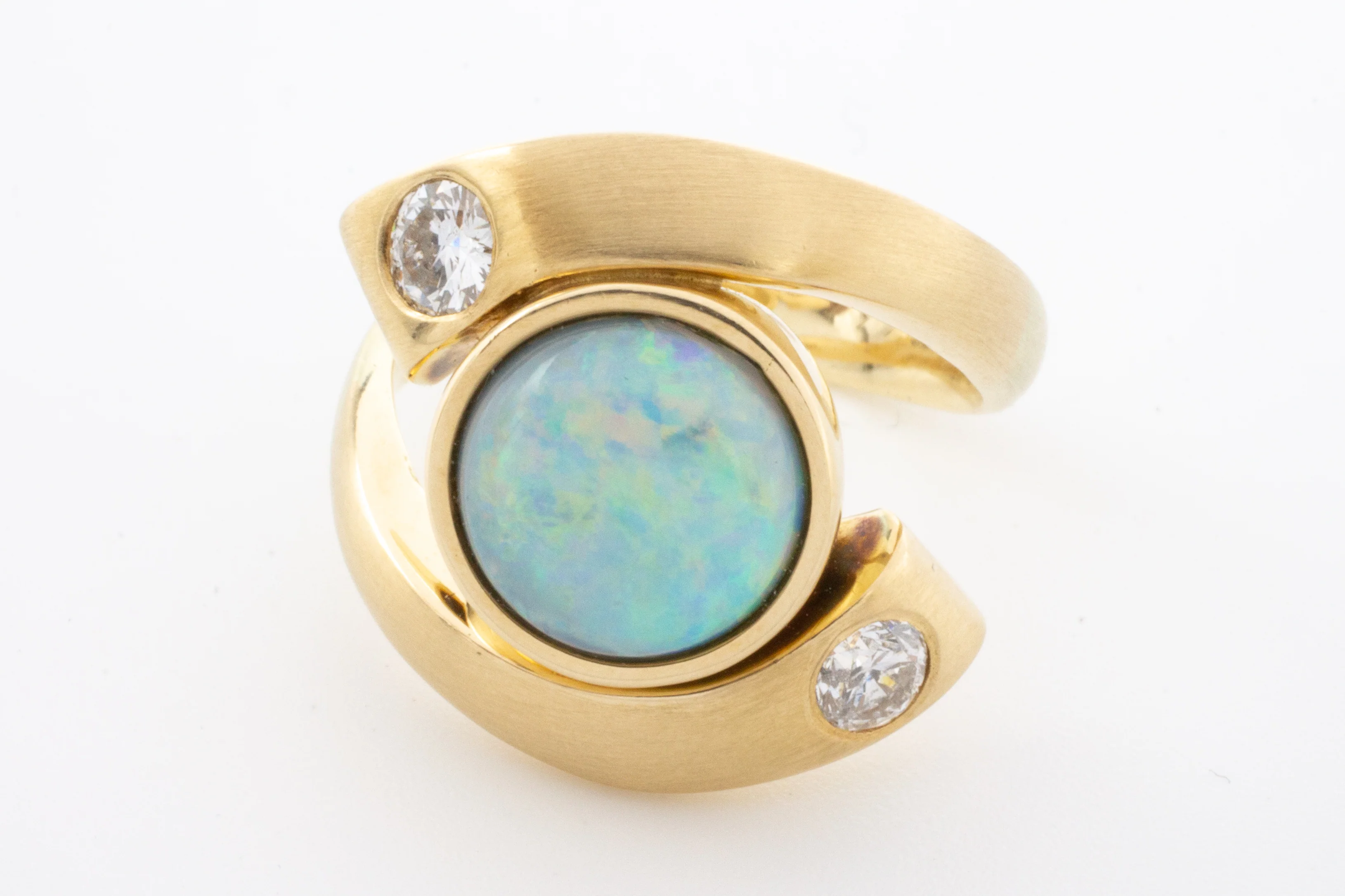 Opal and diamond ring in 14 carat matt gold - Image 2