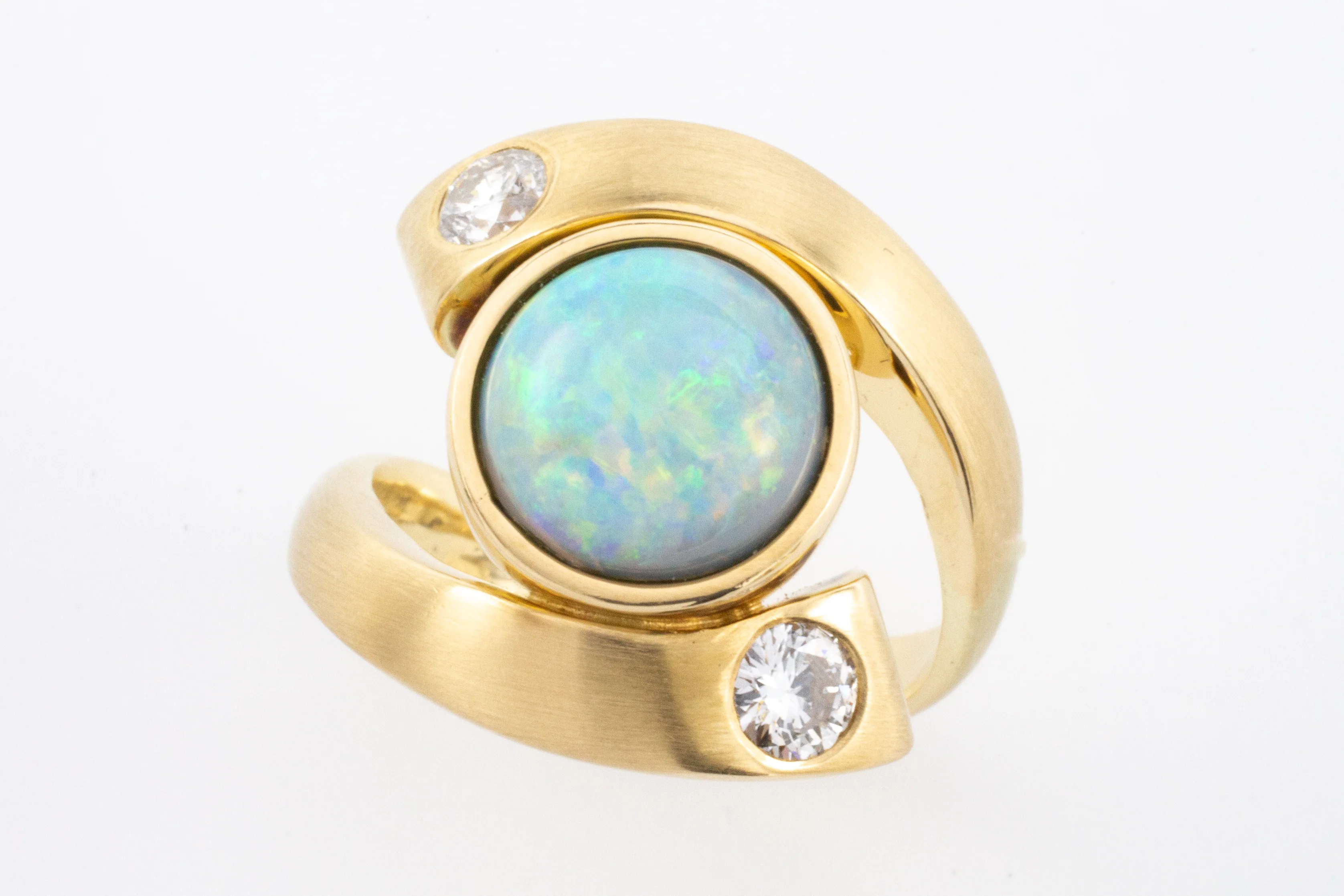 Opal and diamond ring in 14 carat matt gold - Image 3