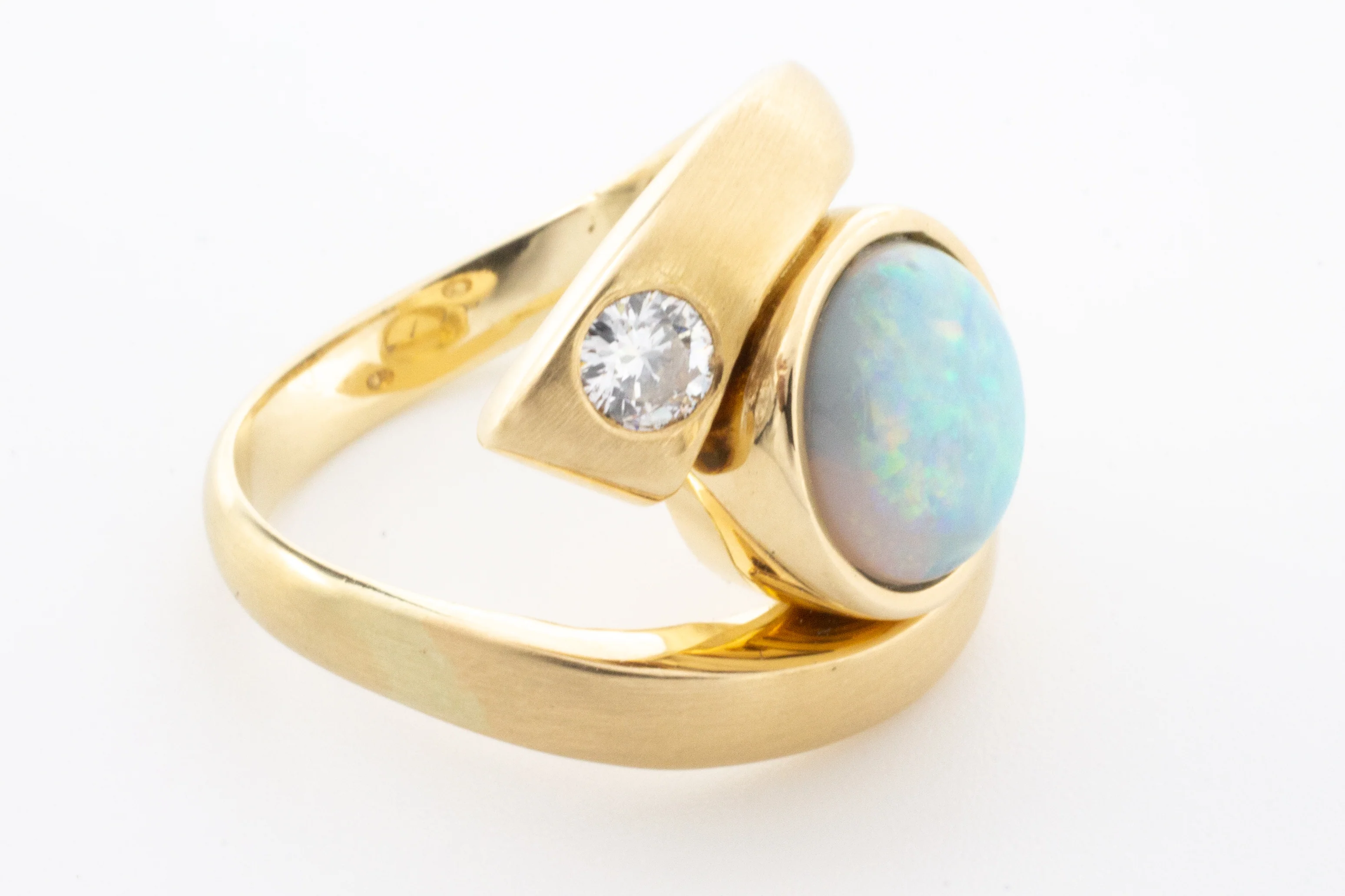 Opal and diamond ring in 14 carat matt gold - Image 4