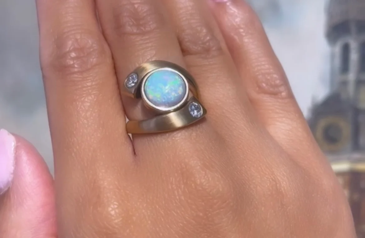Opal and diamond ring in 14 carat matt gold - Image 6