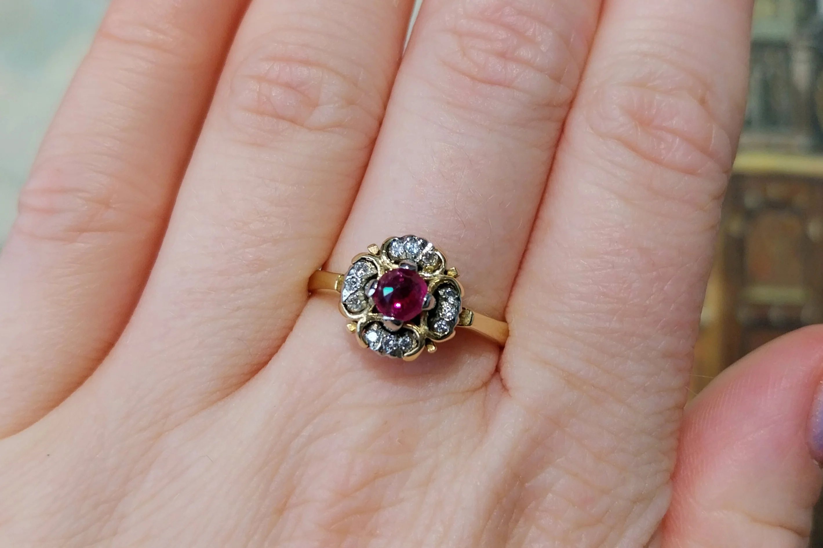 Ruby and diamond cluster ring in 18 carat gold - Image 6