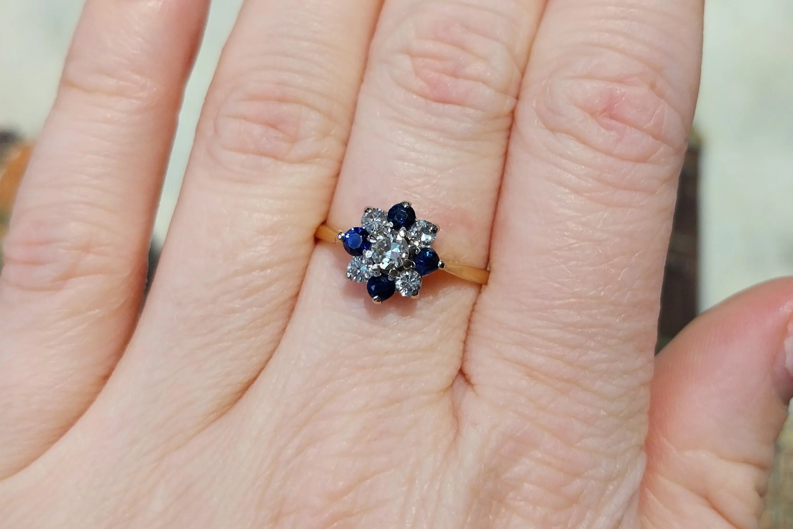 Sapphire and diamond ring in 18 carat gold - Image 9