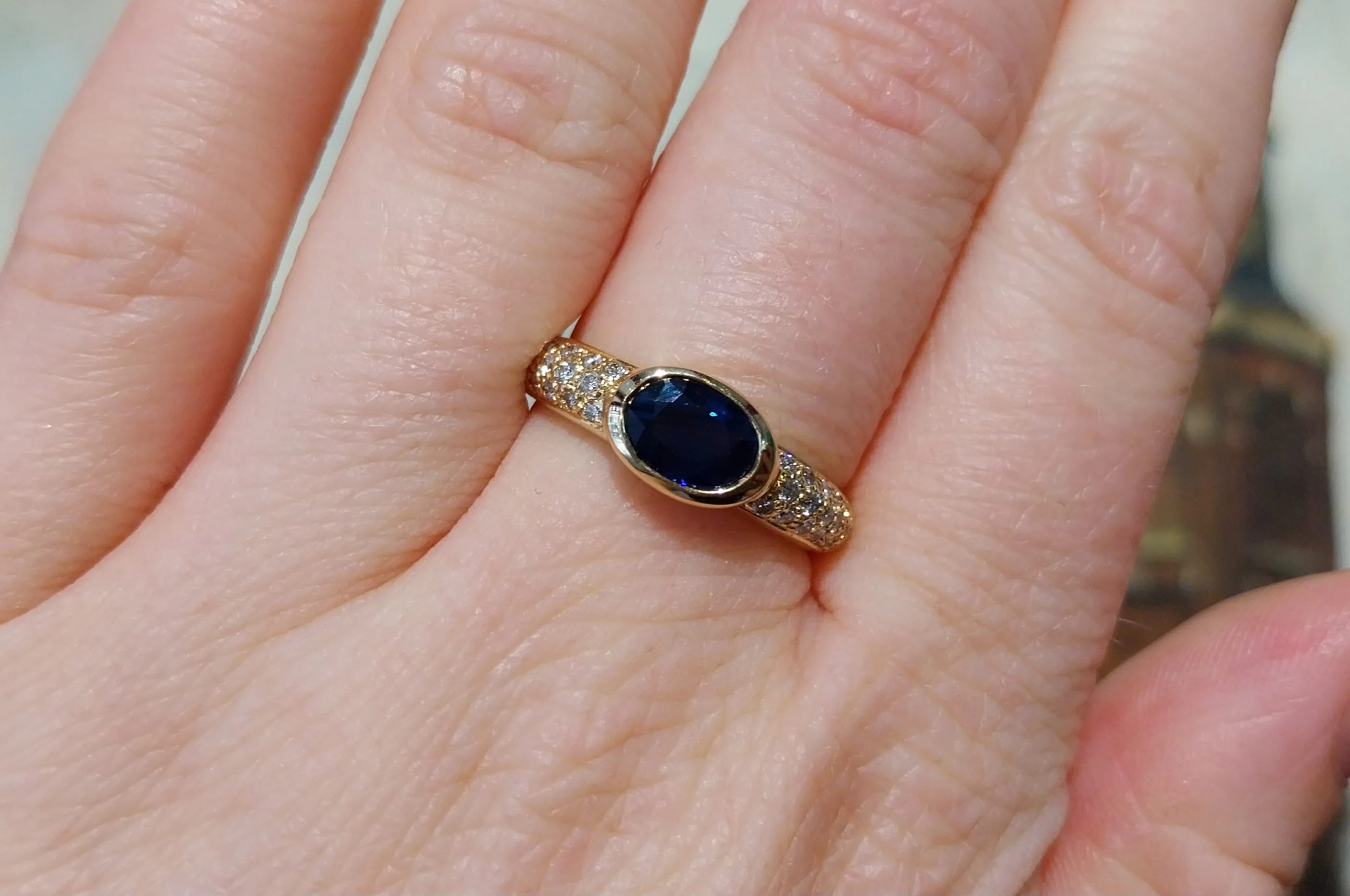 Sapphire and diamond ring in 18 carat gold - Image 6