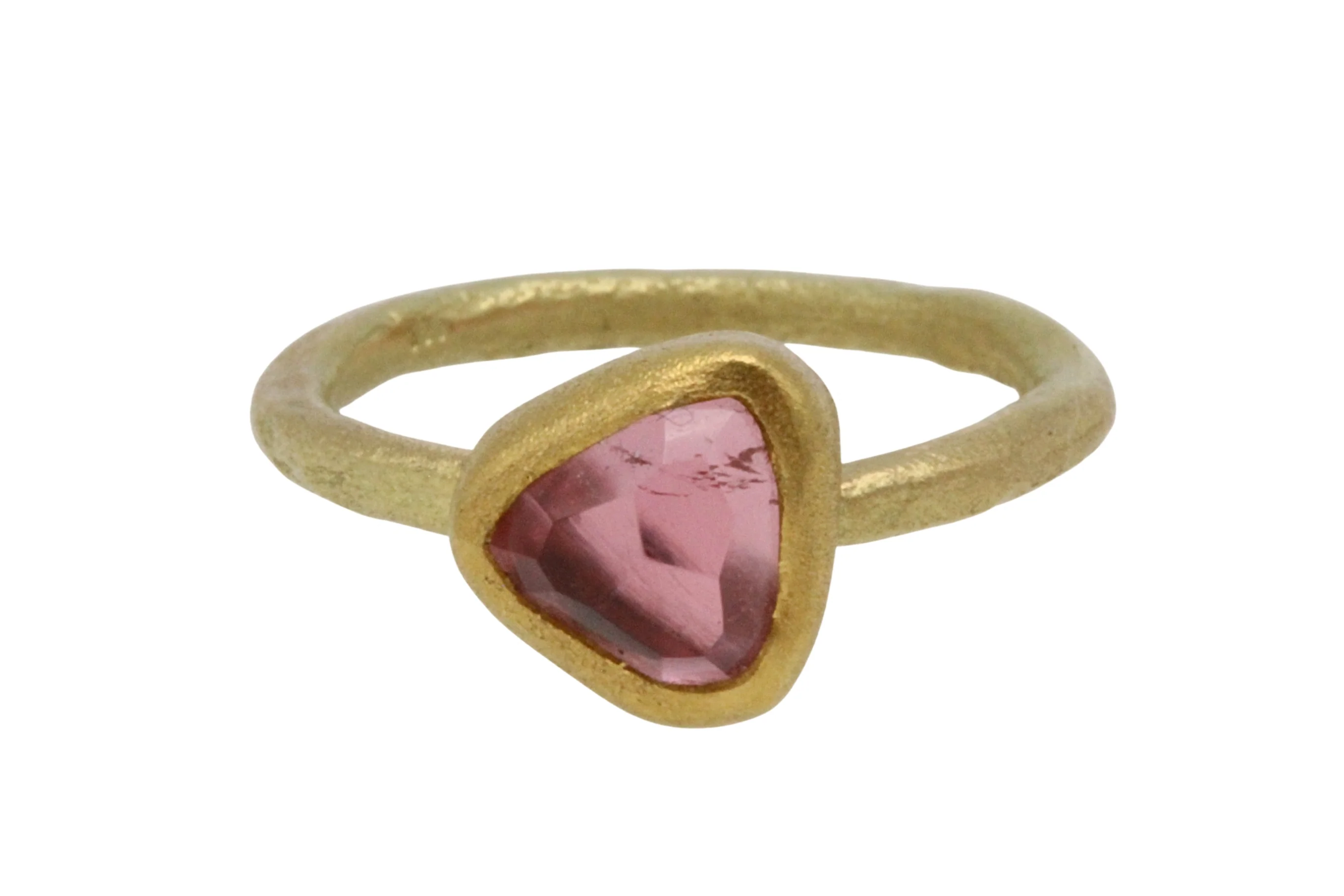 Textured light pink tourmaline ring in 14 carat gold - Image 2