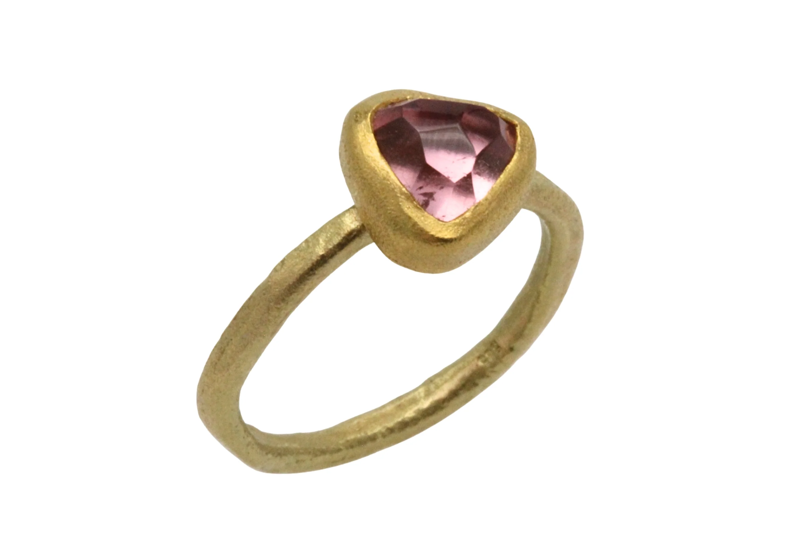 Textured light pink tourmaline ring in 14 carat gold - Image 4