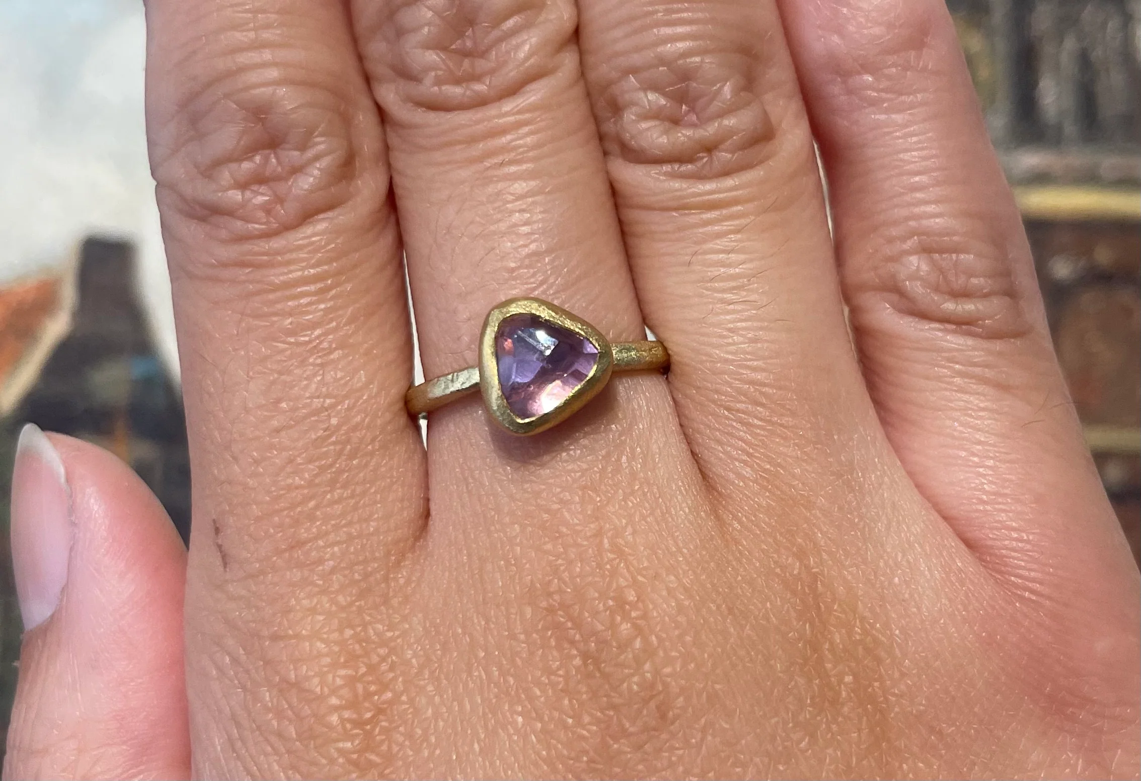 Textured light pink tourmaline ring in 14 carat gold - Image 7