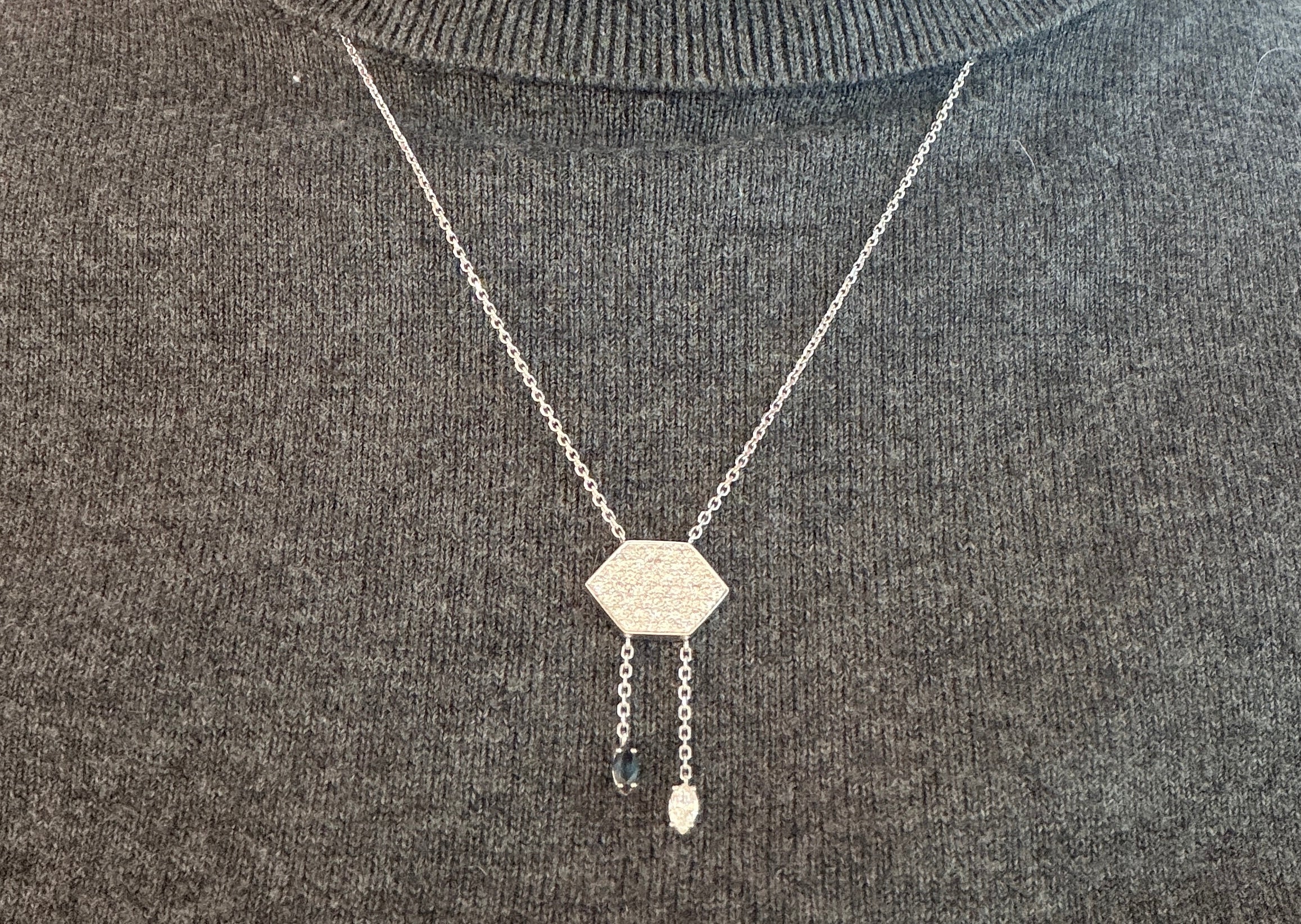 Vintage diamond and sapphire pendant in white gold - Image 8