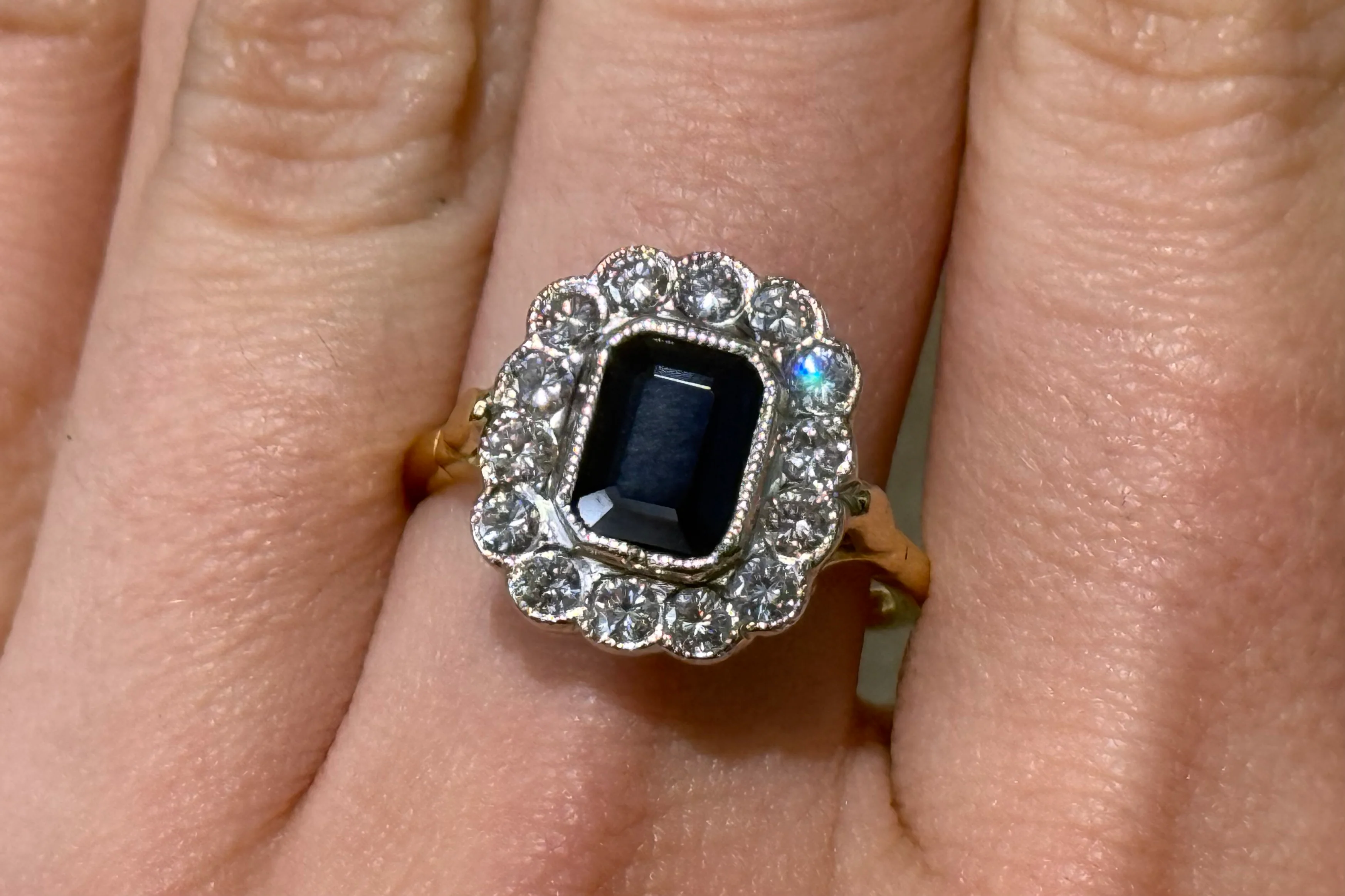 Vintage sapphire and diamond ring in 18 carat gold - Image 8