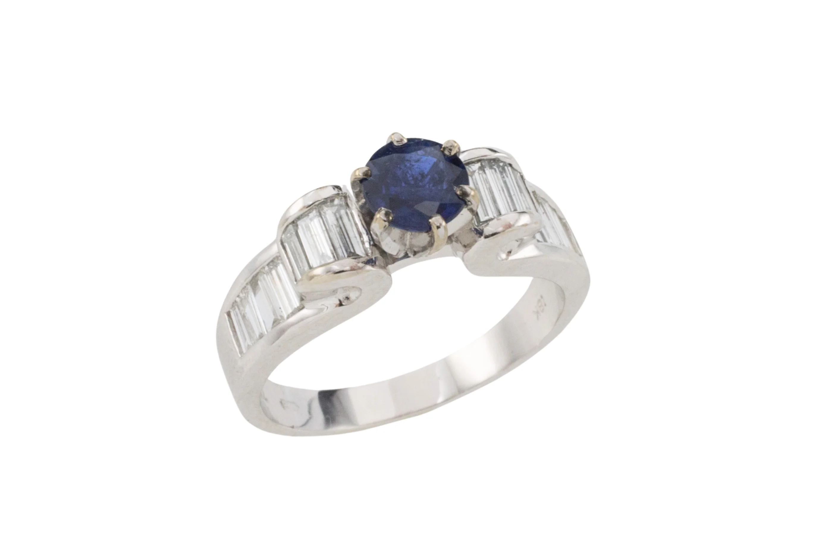 White gold ring with baguette diamonds and sapphire - Image 2