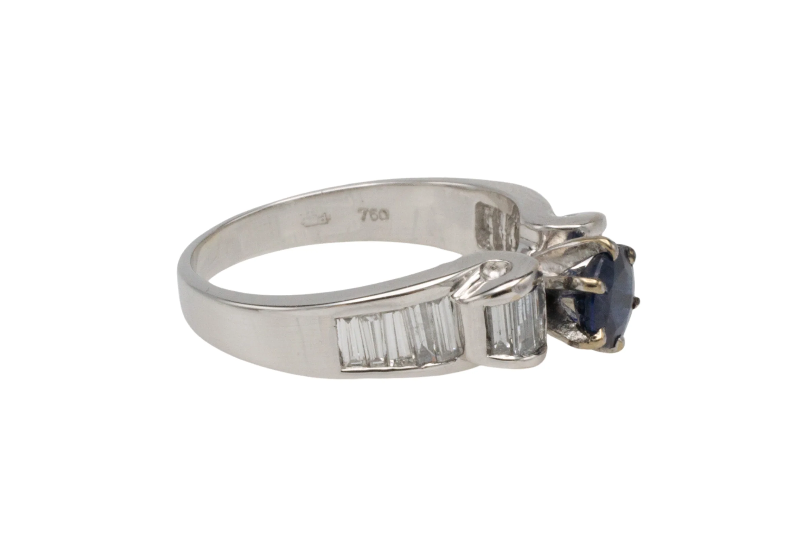White gold ring with baguette diamonds and sapphire - Image 6