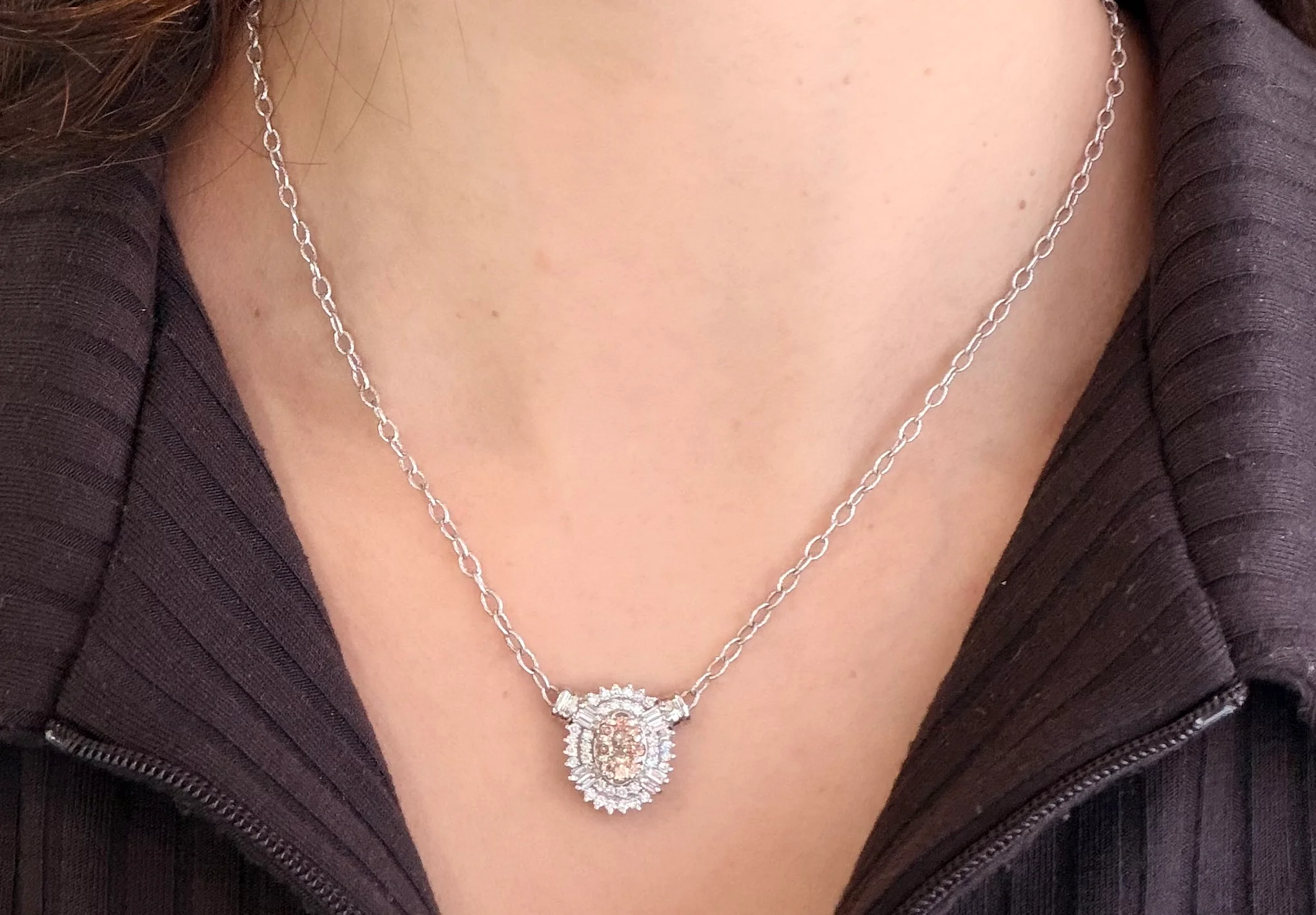 Light brown and clear diamond pendant in white gold - Image 6