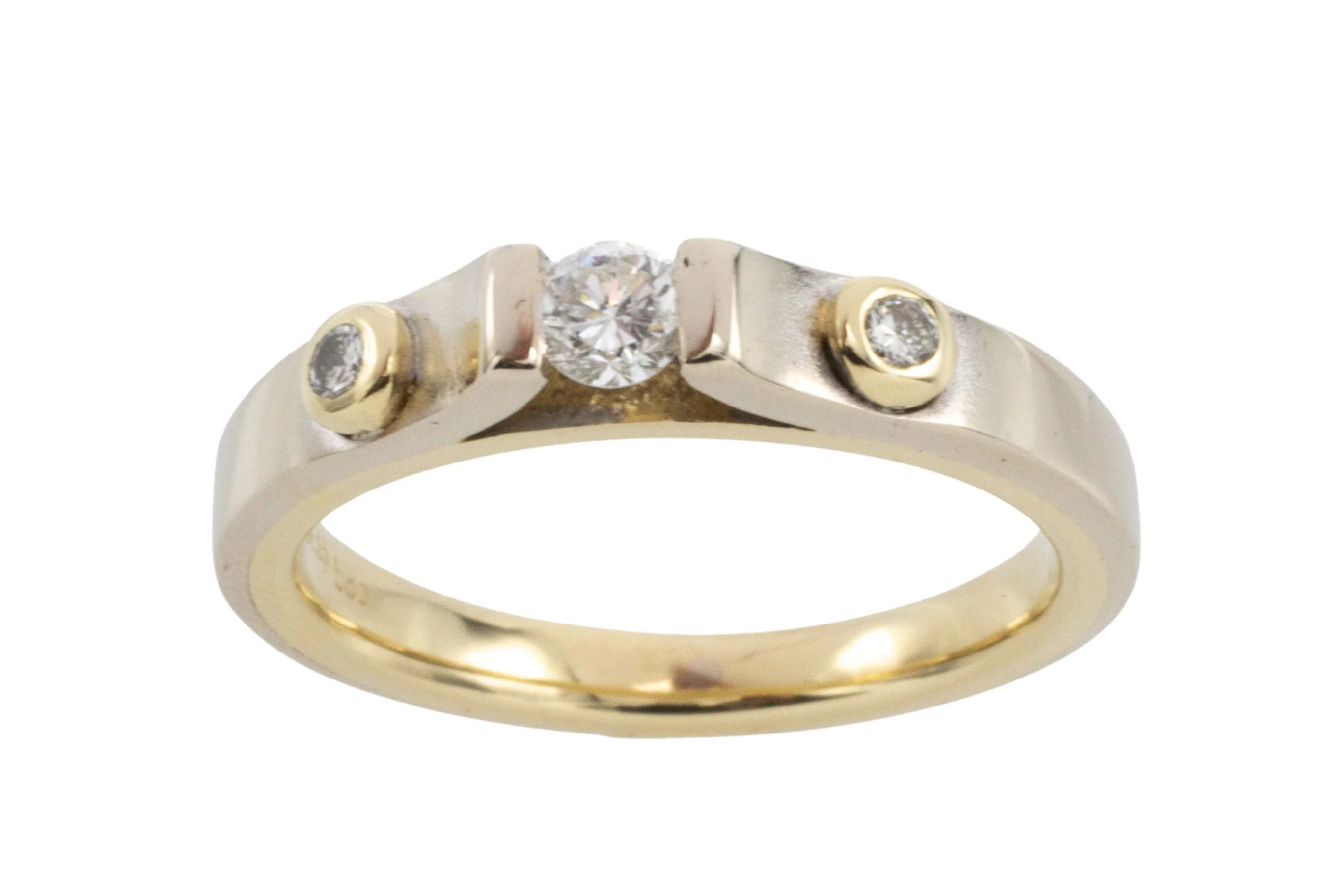 Yellow and white gold three stone diamond ring - Image 5